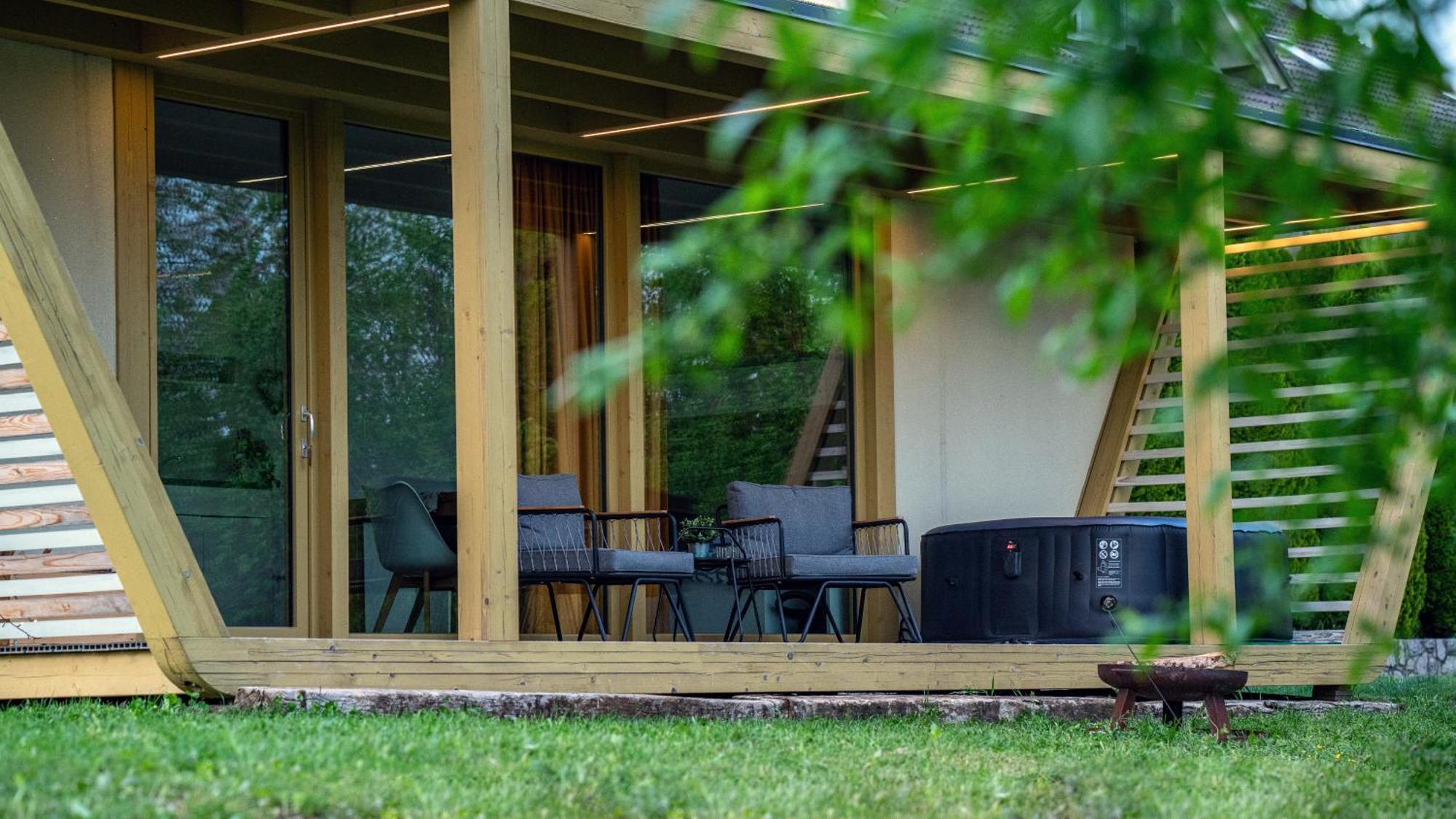 Holiday House Hona Lux Velike Lasce ภายนอก รูปภาพ